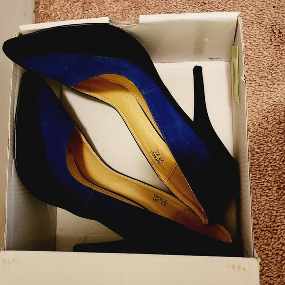 Shoes - Picture 6 of 8